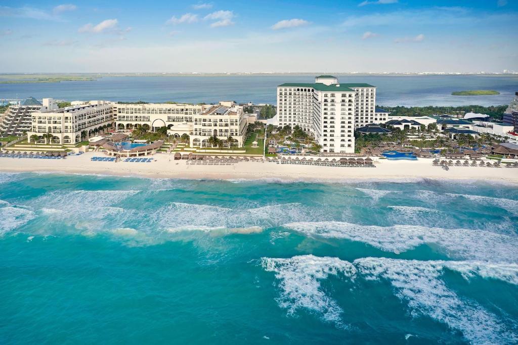 JW Marriott Cancun Resort and Spa luxury beachfront hotel with pools and Caribbean Sea views in Cancun.